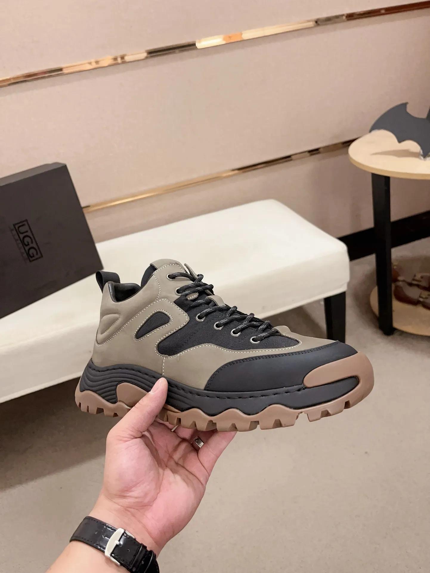 Factory Price: 360 Men's Men's Shoes💰North American Men's Shoes Ugg ☃️In the special sale of new high-quality men's shoes snow boots in autumn and winter, the nemesis of extreme cold weather! Made of cowhide leather, merino wool lining, and original outsole, whether driving, outdoor or daily wear, there is always one that suits you! Code number 39-44